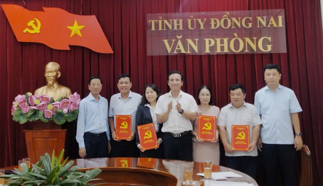 Văn phòng Tỉnh ủy trao Quyết định nghỉ hưu trước tuổi cho cán bộ theo Nghị định 178/2024/NĐ-CP của Chính phủ